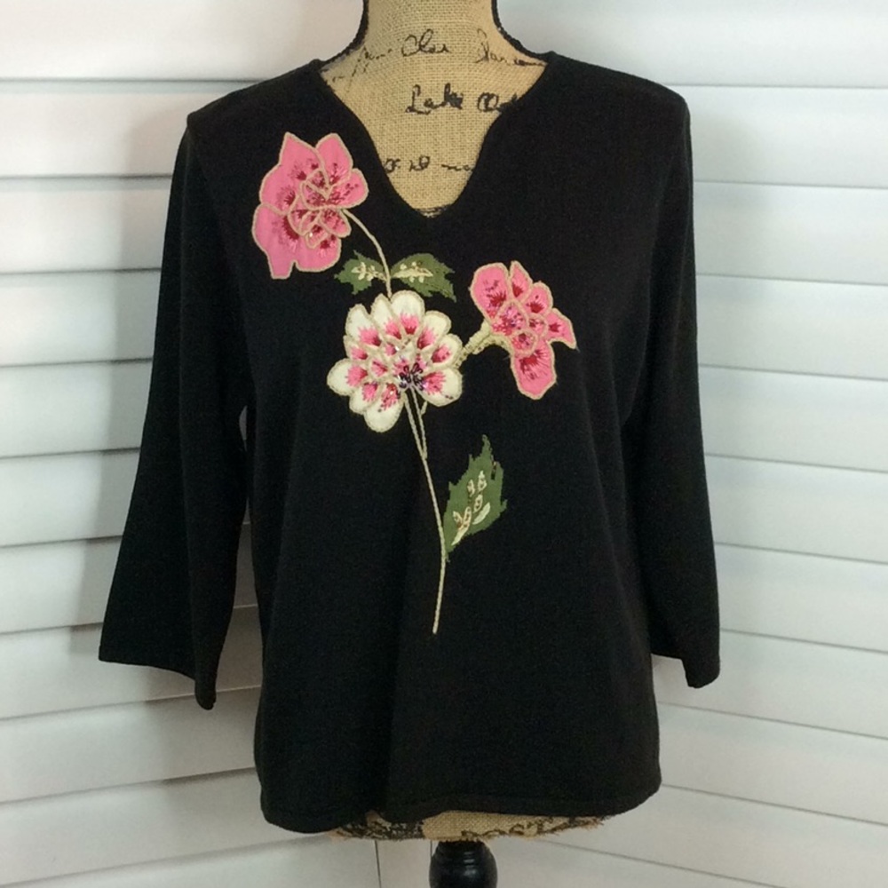 🚫Sold🚫🌸Pretty Flowers🌸 Embroidered Sweater